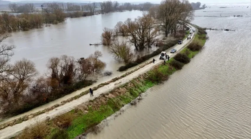 IMG 0959 e1771688693339 - Tunca Nehri’nin debisi yükseldi, Meriç Nehri’nde taşkınlar oluştu