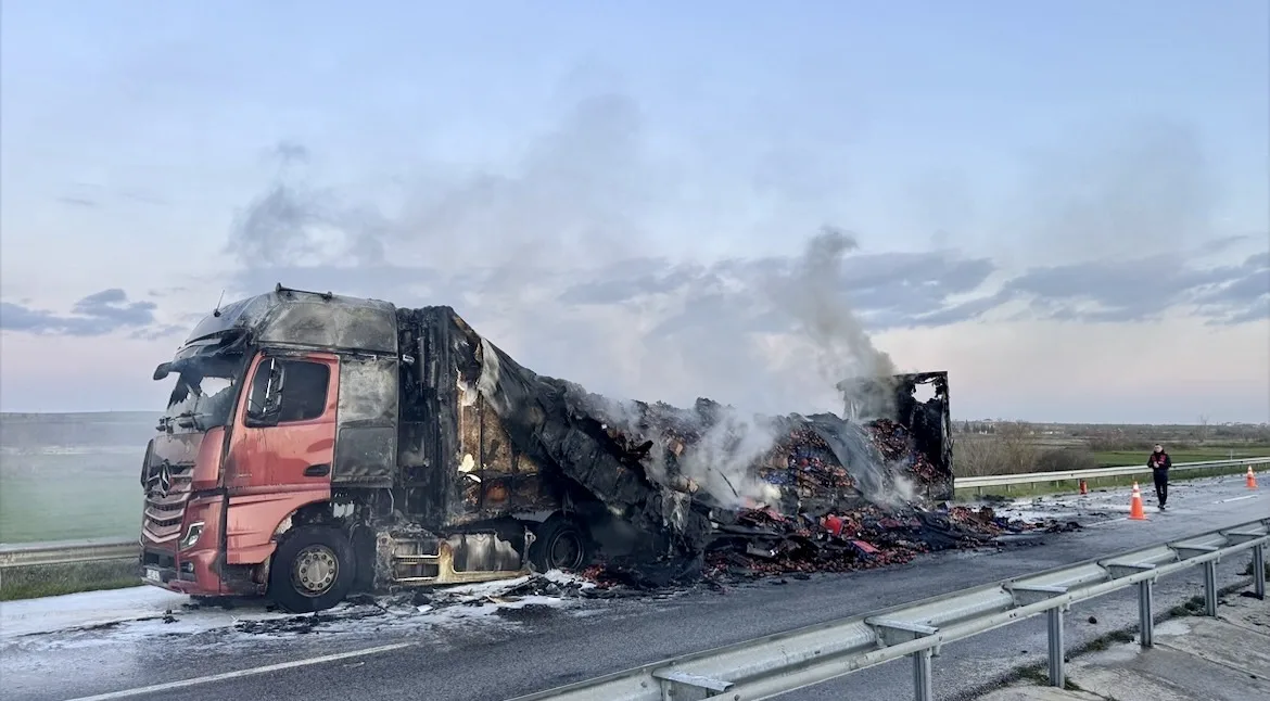 Edirne’de domates yüklü TIR alev topuna döndü