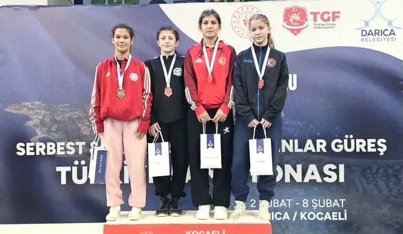 Edirneli kadın güreşçiler 3 altın 1 gümüş madalya ile döndü