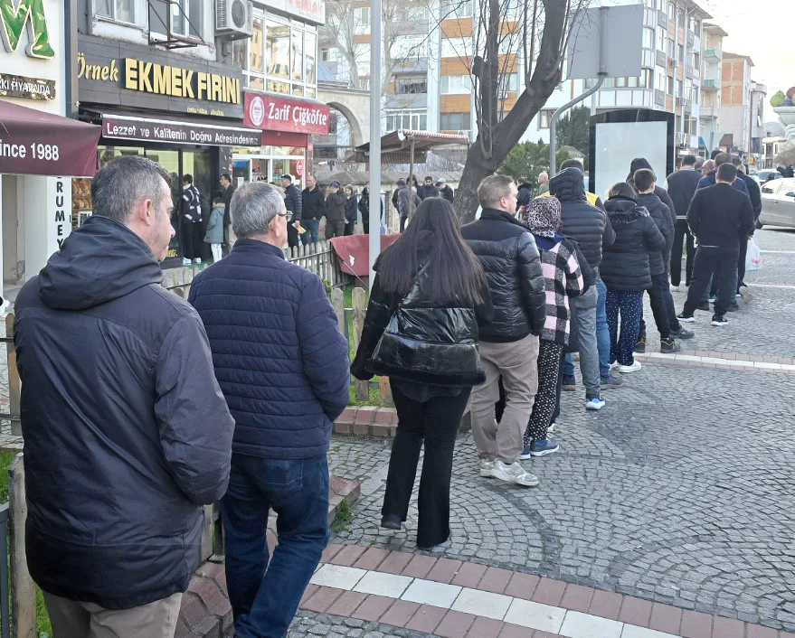 Edirne’de Ramazan’ın ilk gününde pide kuyrukları uzadı