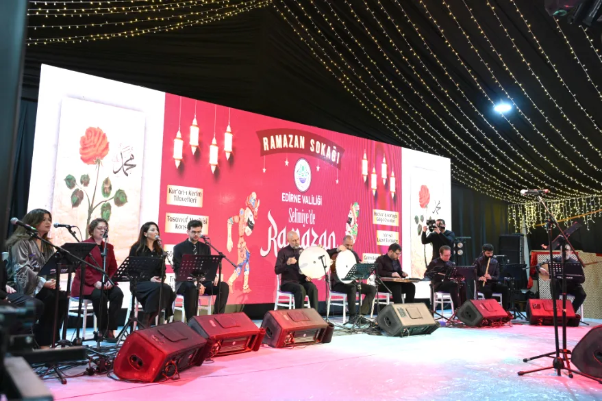 Ramazan Sokagi Vali Sezer 1 - Selimiye gölgesinde Ramazan coşkusu sürüyor