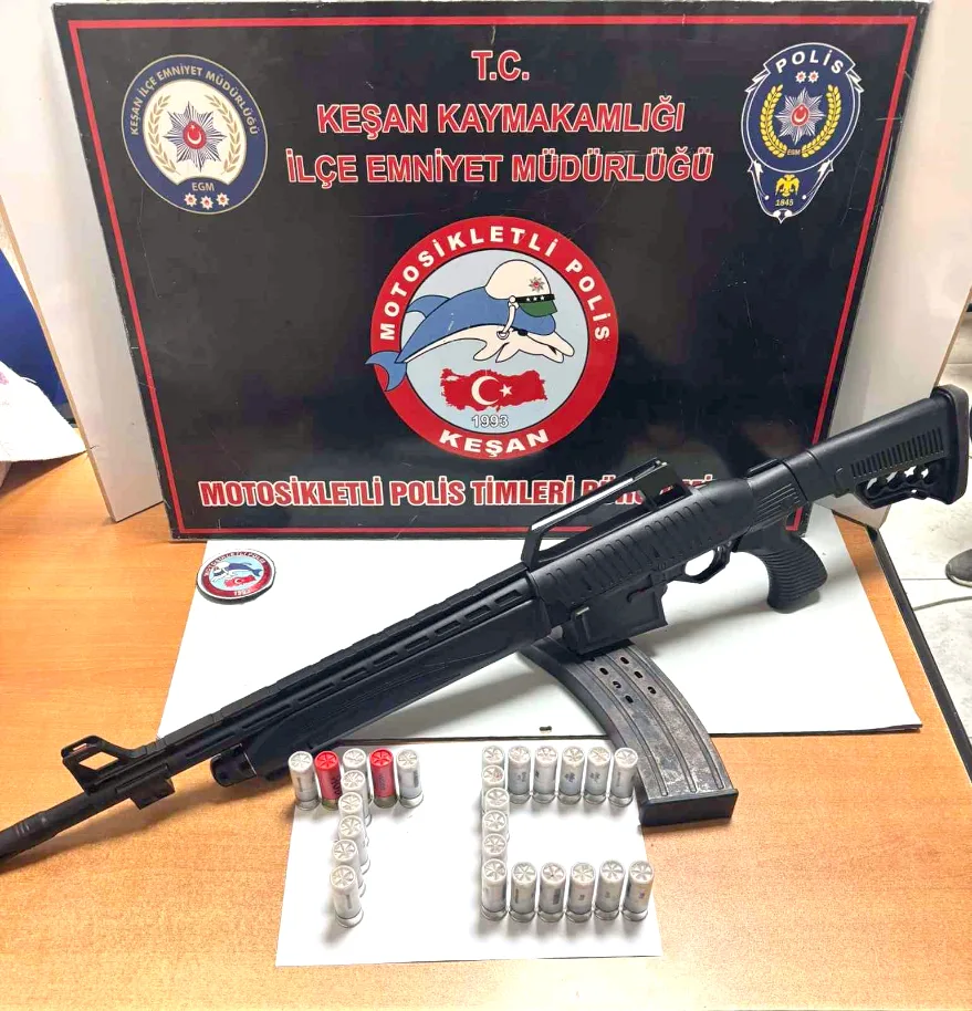Sırtında taşıdığı halıdan ruhsatsız tüfek çıktı