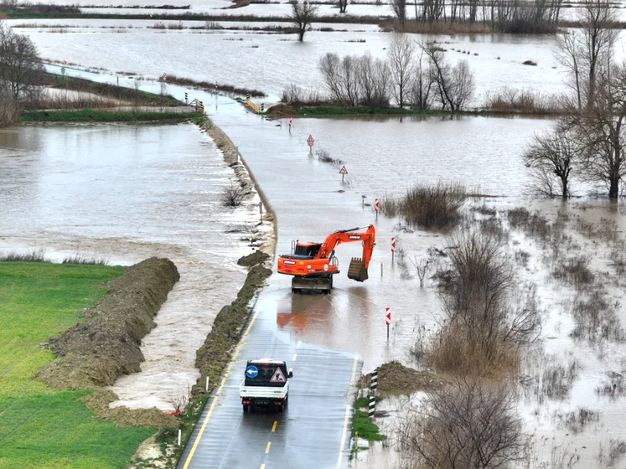 Taskin 1 - Edirne’de taşkın nedeniyle köy yolu trafiğe kapandı