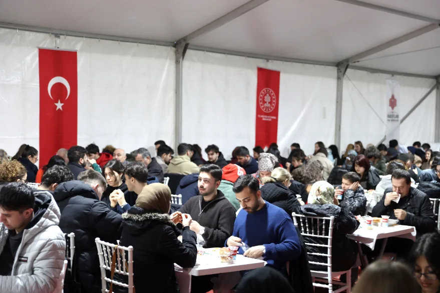 Vakıf ruhu ile her gün 100 binden fazla kişiye iftarlık ulaştırılıyor