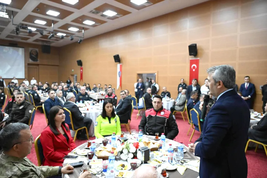 Vali Sezer, iftar sofrasında polislerle bir araya geldi