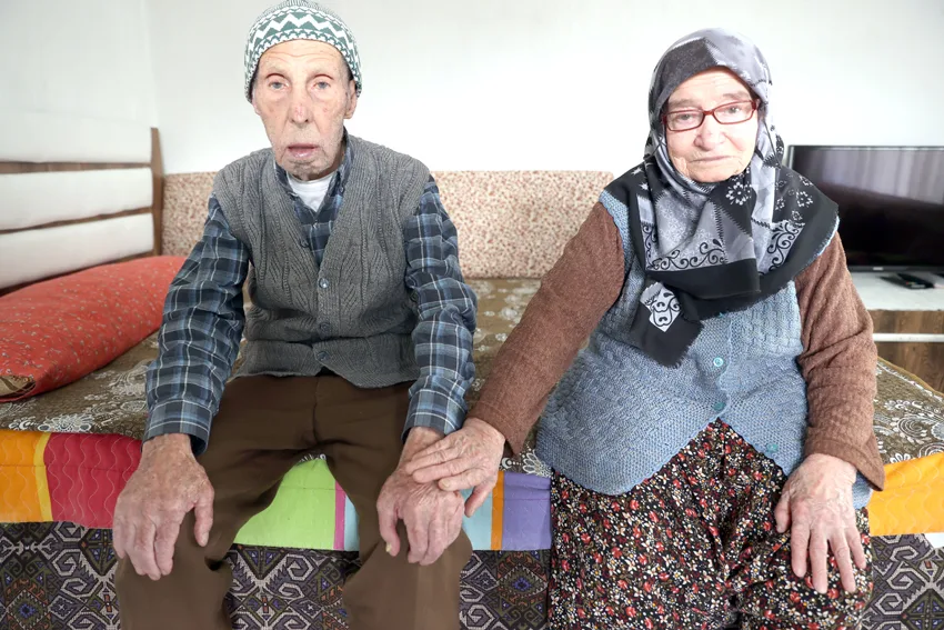 Bir yastıkta 70 yıl geçiren çift evlilikleriyle örnek oluyor