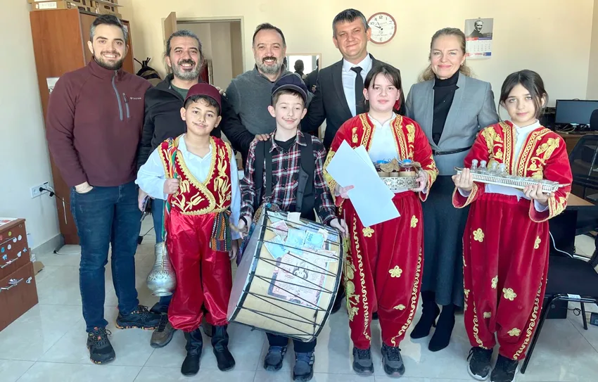 Tekirdağ’da öğrenciler davul çalıp mani okudu