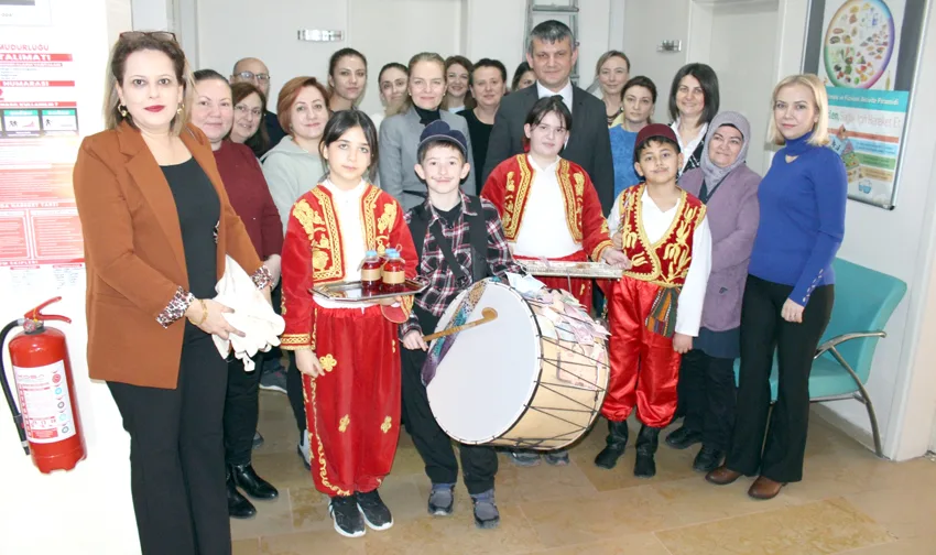 Tekirdağ’da öğrenciler sağlık çalışanlarına davul çalıp mani okudu