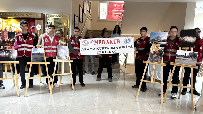 Tekirdağ’da “Asrın Felaketi”nde arama kurtarma görevindeki öğretmenlerin çektiği fotoğraflar sergilendi