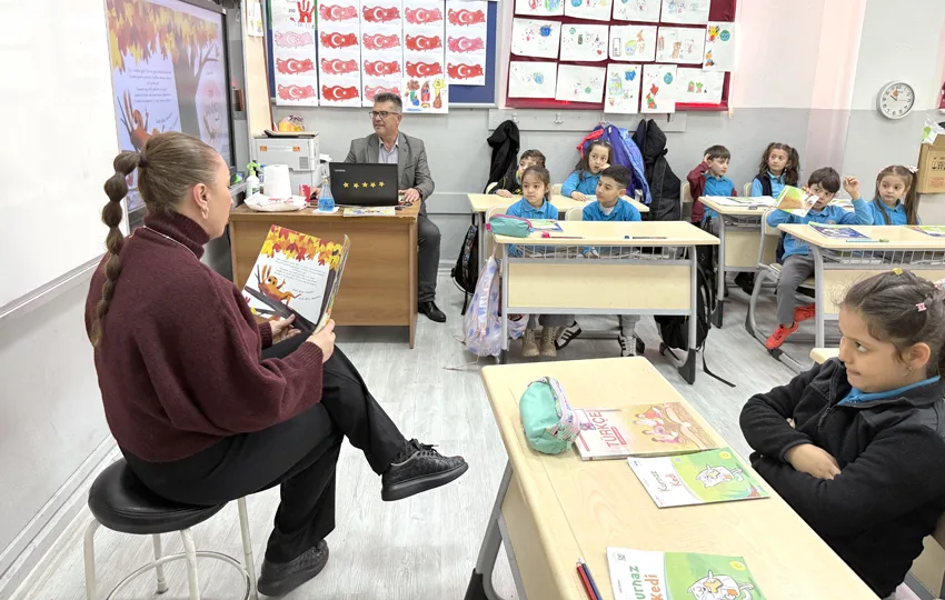 Tekirdağ’da her gün bir veli öğrencilere kitap okuyor