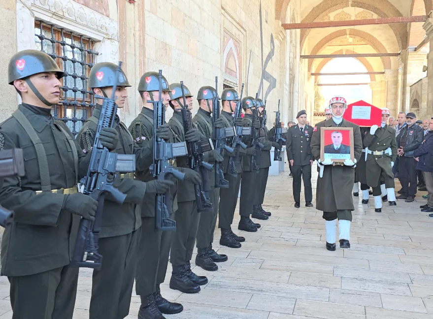 Askeri törenle son yolculuğuna uğurlandı