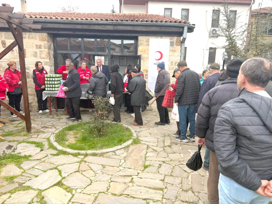 74a3a5db dc6a 434a a9d0 7151c1de4189 - Kızılay ve SYDV’den gönülleri ısıtan ikram