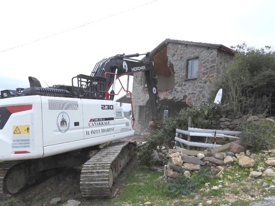 Çanakkale’de 31 kaçak yapının yıkımı gerçekleştirildi