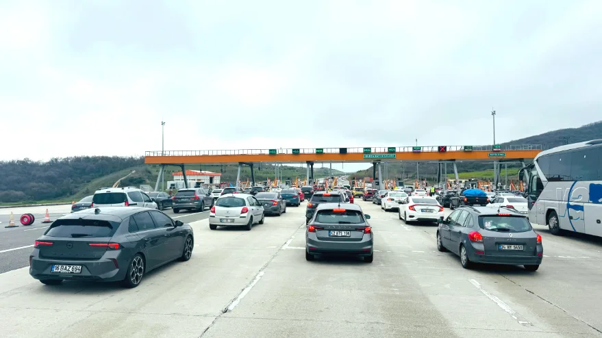 Bayramda otoyol ve köprülerden 12,3 milyon araç geçti