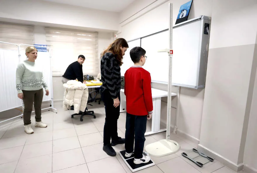 Kırklareli’nde ortaokul öğrencilerine skolyoz taraması yapılıyor