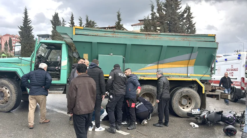 Kamyonla motosiklet çarpıştı: 2 kişi yaralandı