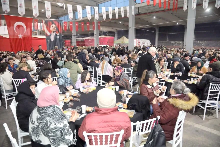 Belediye Cumartesi Pazari Iftar 1 - Belediyenin “Bereket Sofrası” Cumartesi Pazarı’nda kuruldu