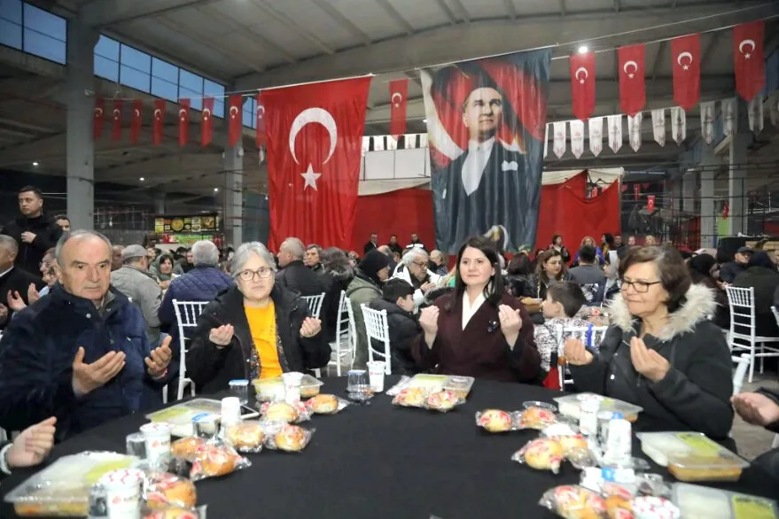 Belediyenin “Bereket Sofrası” Cumartesi Pazarı’nda kuruldu