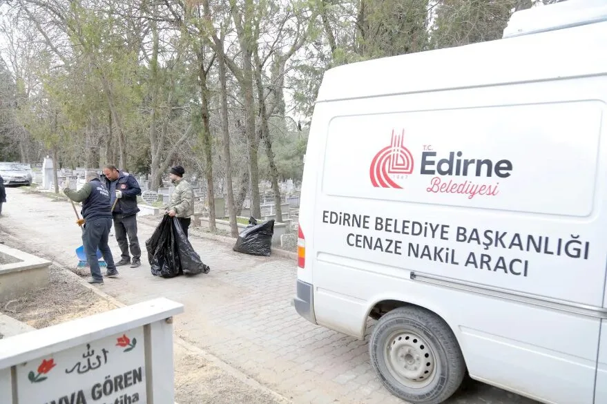 Belediyeden bayram öncesi mezarlıklara bakım