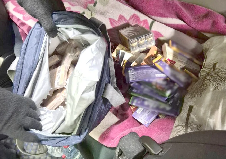 Çikolata dolu çantadan servet çıktı