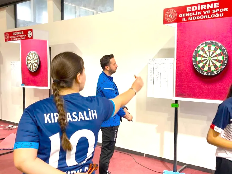 Okullar dartta şampiyonluk için yarıştı