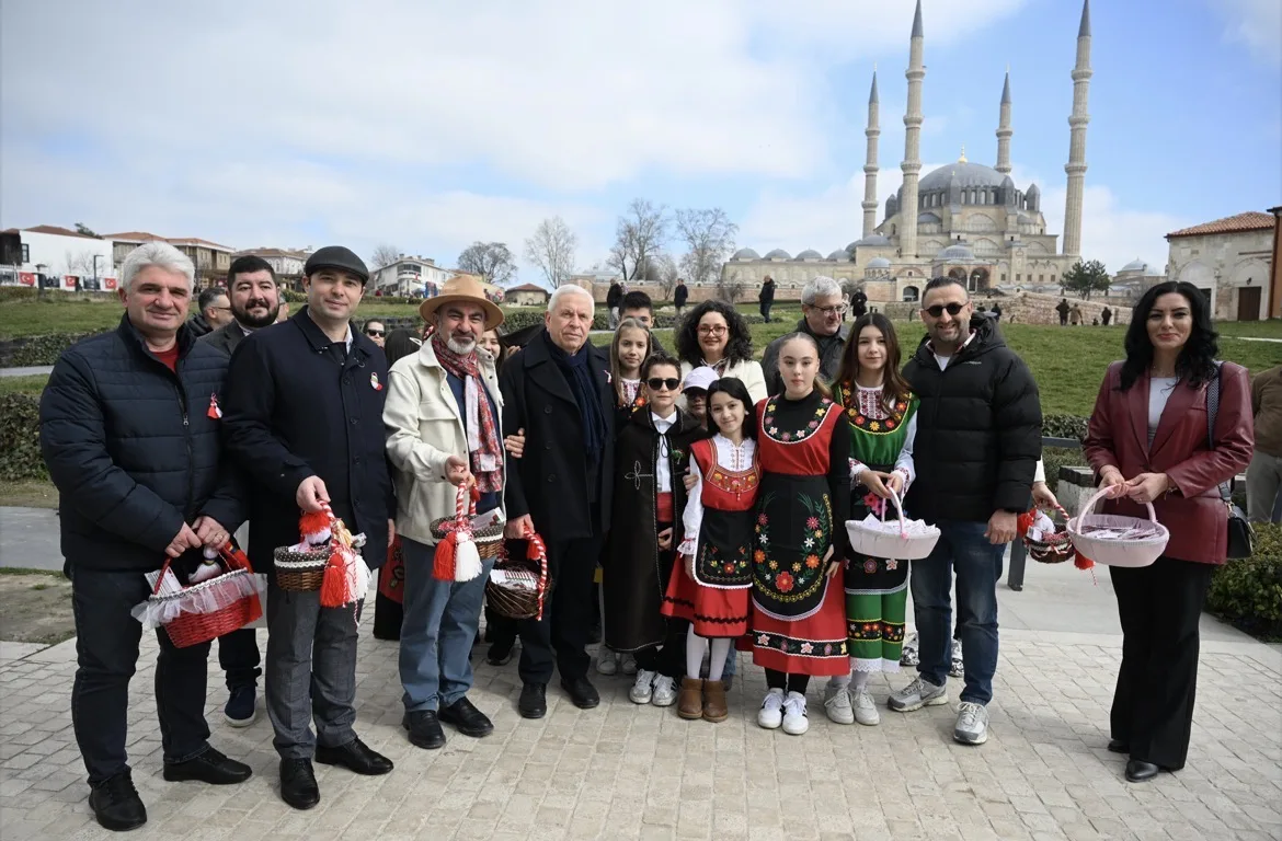 Edirne’de Bulgaristan’ın bahar geleneği olan “marteniçka” bilekliği dağıtıldı