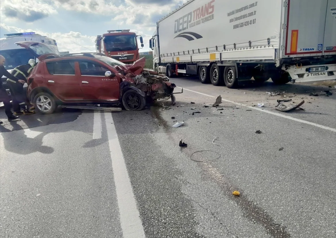 Edirne’de otomobil TIR’a çarptı, sürücü yaralandı