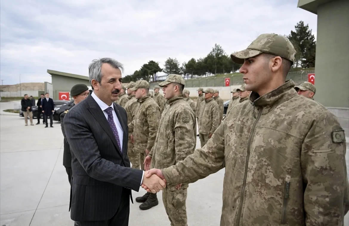 Vali Sezer, sınır karakolundaki Mehmetçikle bayramlaştı
