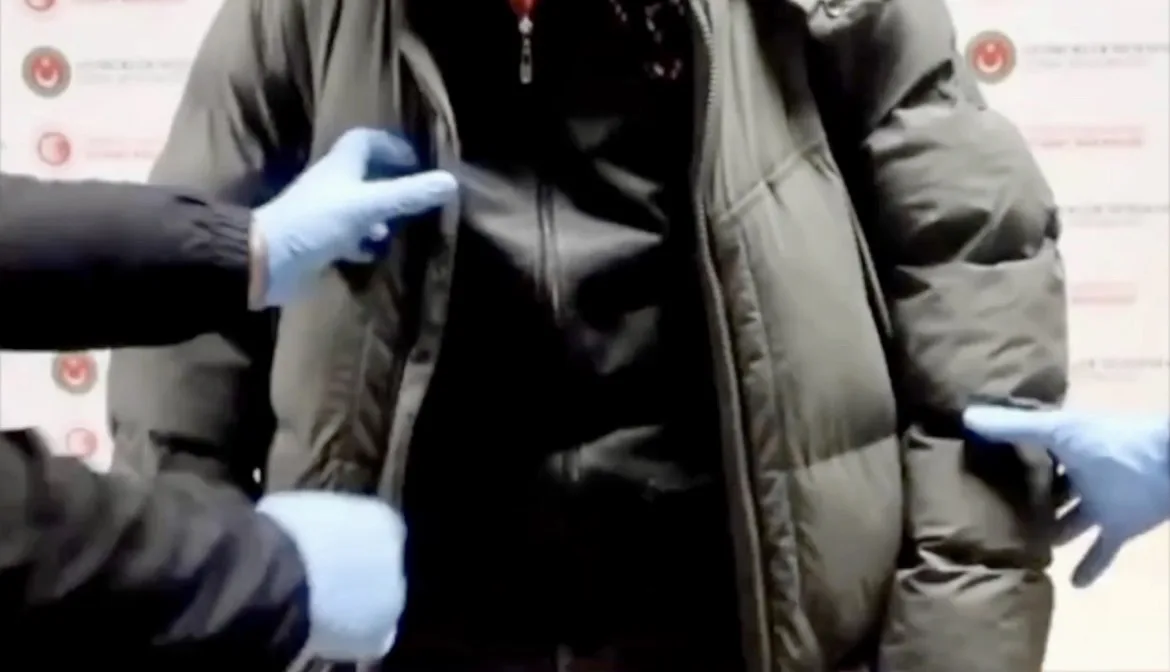 Kapıkule’de 2 kişinin montunda 12 kilogram uyuşturucu çıktı