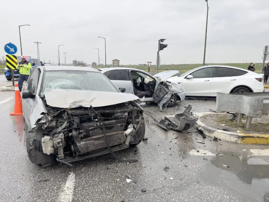 Edirne’de 3 aracın karıştığı kazada 2 kişi yaralandı