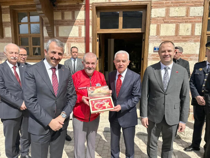 Kurabiyeci Dede’den anlamlı ikram