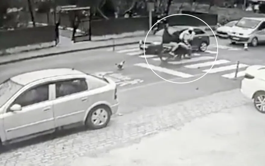 Dur ihtarına uymayan motosikletli polise çarptı