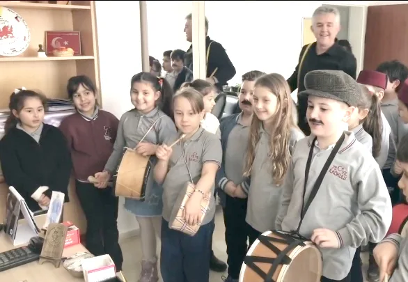 Ramazan davulunu bu kez minikler çaldı