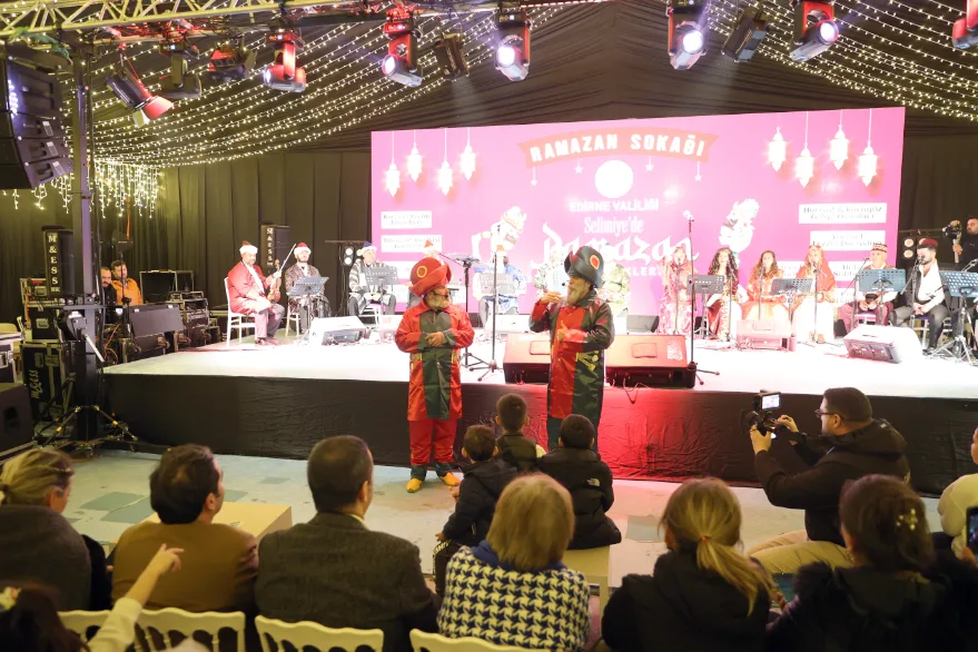 Selimiye Meydanı’nda “Karagöz Musikisi Hayal Şarkıları” seslendirildi