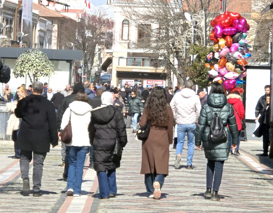 Saraçlar Caddesi’nde bahar havası yoğunluğu