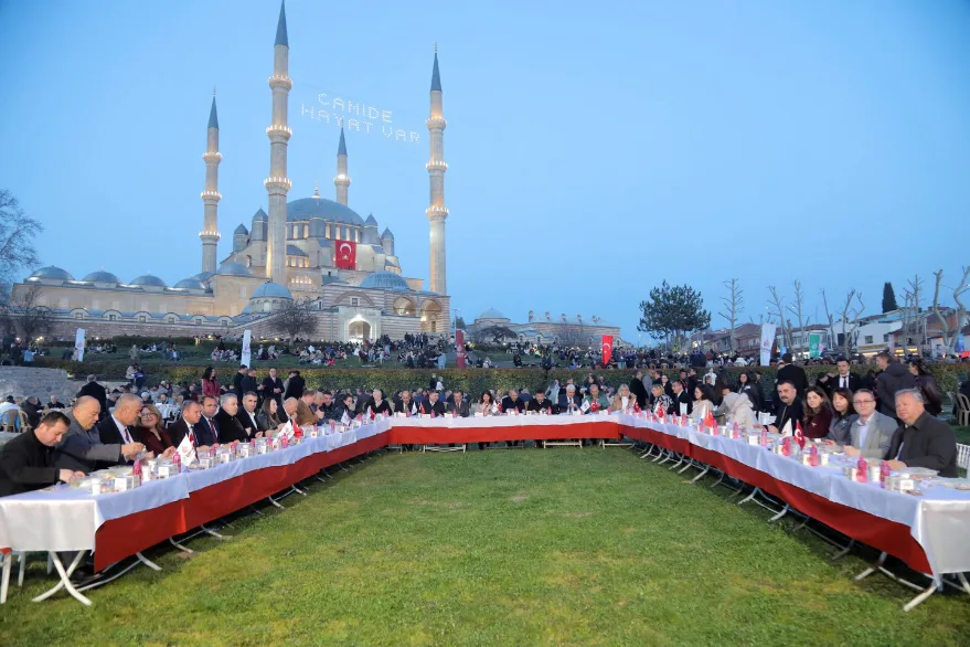 Selimiye Meydanı’nda binler aynı sofrada oruç açtı