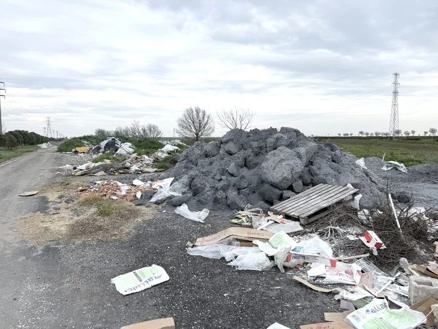 Tekirdağ’da araziye atılan atıklara vatandaşlar tepki gösterdi