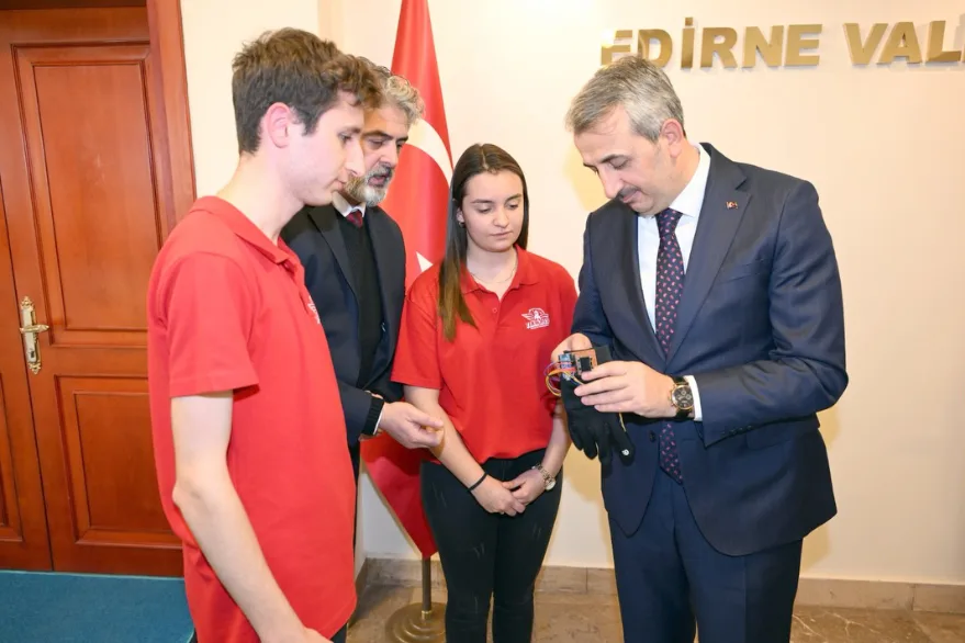Teknoloji Takımı Vali Sezer’e projelerini tanıttı 