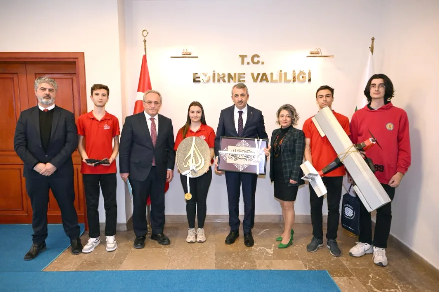 Ali Sezer Teknoloji Takimi 4 - Teknoloji Takımı Vali Sezer’e projelerini tanıttı