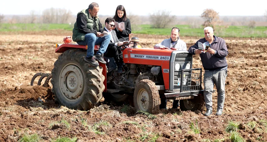 Kırklarelili çiftçi tarlasına pullukla “İyileştiren kütüphane” yazdı