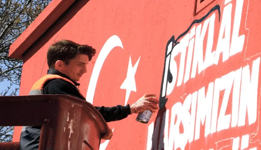 Genç grafiti sanatçısı atıl duvarları sanat eserine dönüştürüyor