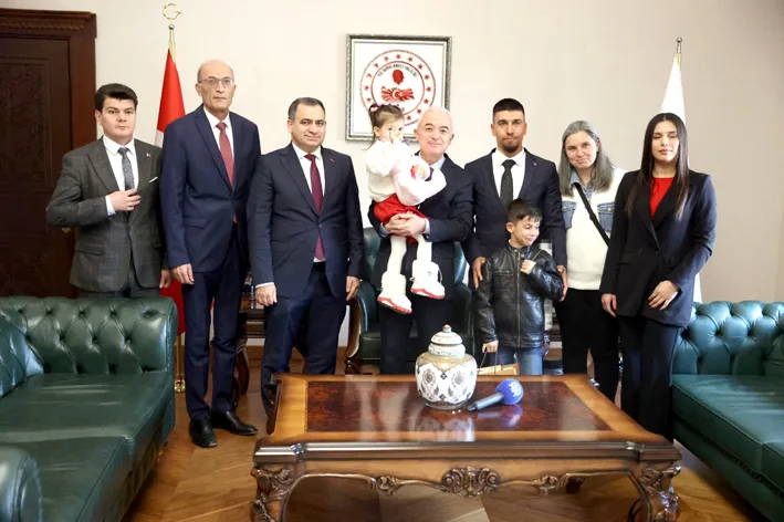 Gulsu ve mutlucan bayrak siiri 2 - Kırklareli’nde 3 yaşındaki Gülsu’nun okuduğu “Bayrak” şiiri sosyal medyada milyonlara ulaştı