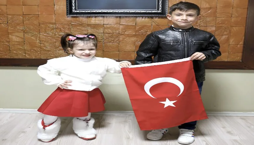 Kırklareli’nde 3 yaşındaki Gülsu’nun okuduğu “Bayrak” şiiri sosyal medyada milyonlara ulaştı