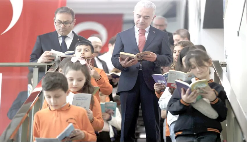 Kırklareli Valisi Turan, öğrencilerle kütüphanede kitap okudu