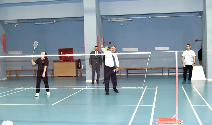 Tekirdağ Valisi Soytürk, sporcularla badminton oynadı