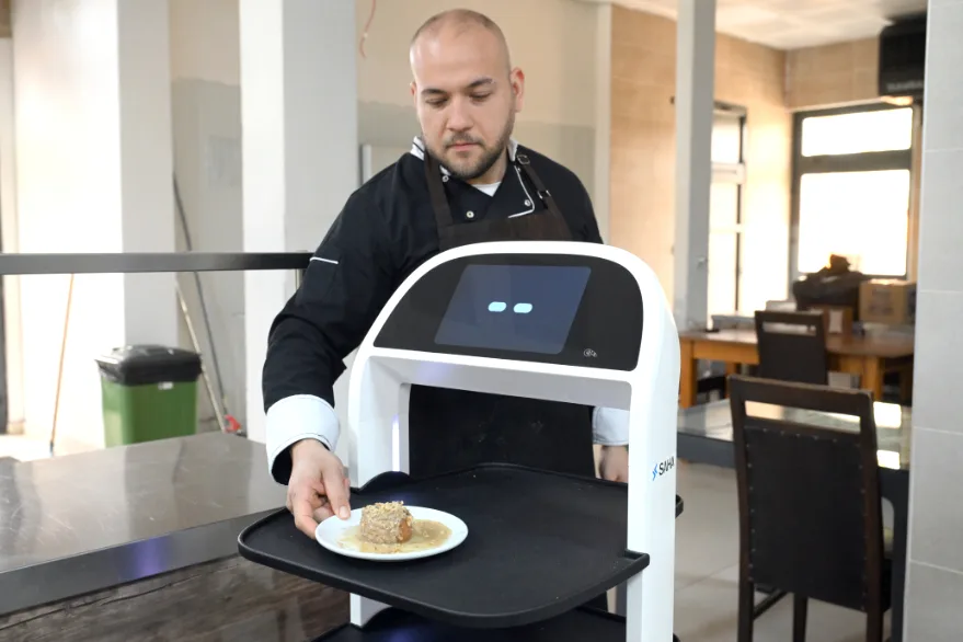 TÜ Meriç Sosyal Tesislerinde robot garson hizmete başladı