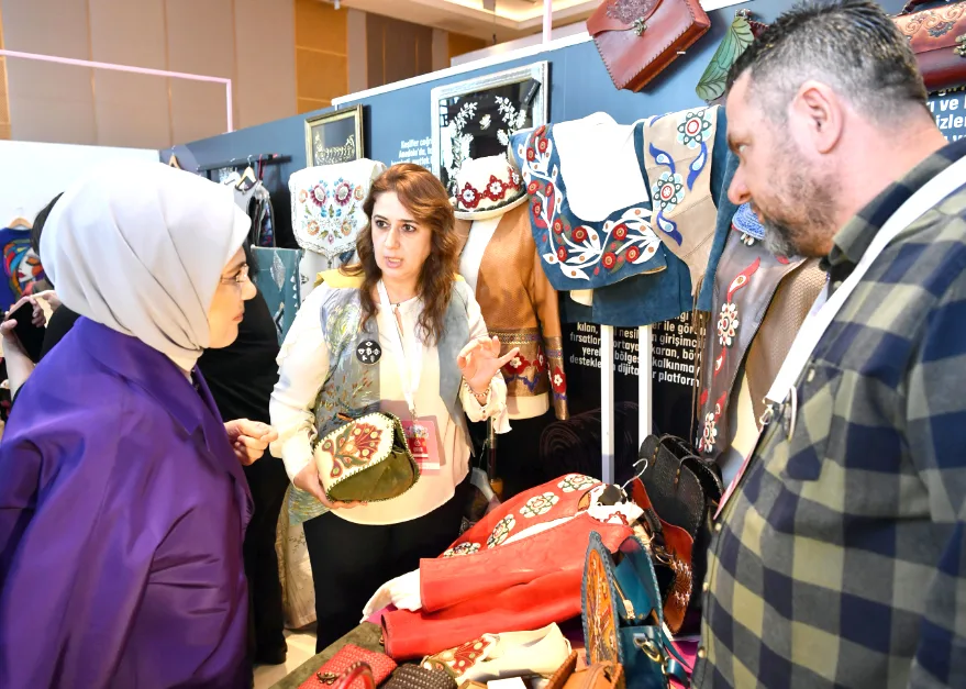 AA 20260426 41212796 41212795 EDIRNENIN DERI VE SARACIYE URUNLERI CEMRE CARSISINDA TANITILDI - Edirne’nin deri ve saraciye ürünleri Cemre Çarşısı’nda tanıtıldı