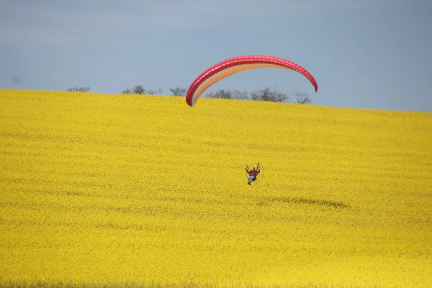 Tekirdağ’da paramotorla kanola tarlası üzerinde uçuş yapıldı