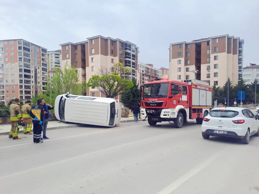Çarpışma sonrası araç devrildi: Sürücü yaralı