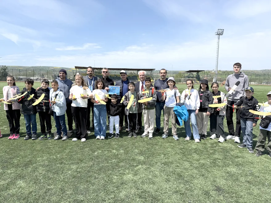 Tekirdağ’da öğrenciler tasarladıkları model uçaklarla yarışıyor
